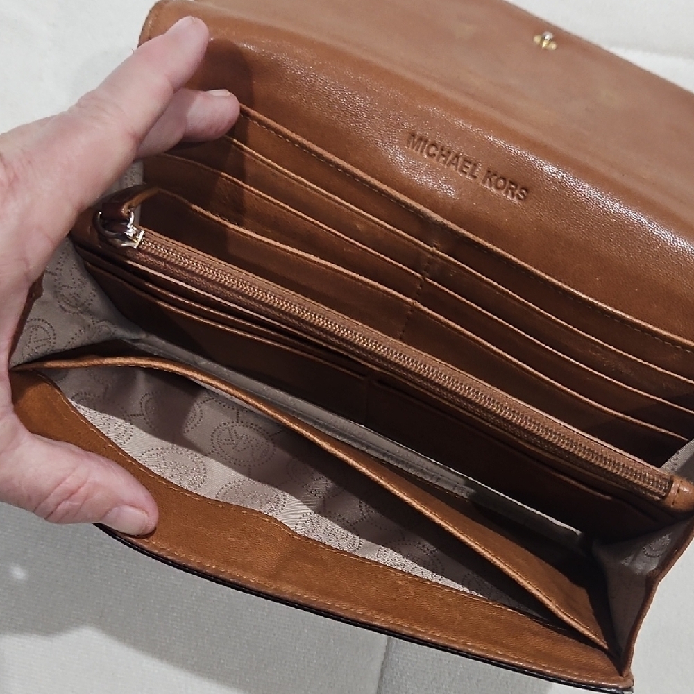 Michael Kors Tan Leather Wallet with Gold Logo - Picture 5 of 13